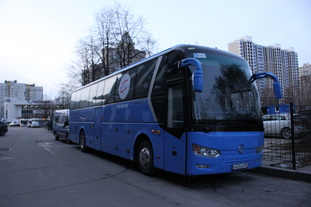 М автобус в час. Синий автобус. Голубой автобус. Новые синие автобусы. Синий автобус СПБ.